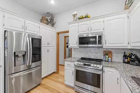 Kitchen - 1019 W Parkhill Cir, Springfield, MO 65810 photo 5 of 6