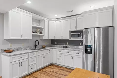 Kitchen - 1019 W Parkhill Cir, Springfield, MO 65810 photo 6 of 6