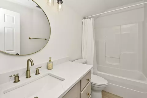 Bath - 285 Steury Rd, Springfield, MO 65809 photo 5 of 5