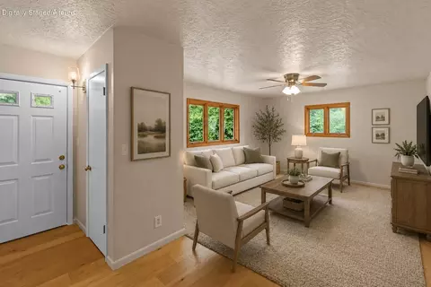 Living - 1538 E Lindberg St, Springfield, MO 65804 photo 2 of 4
