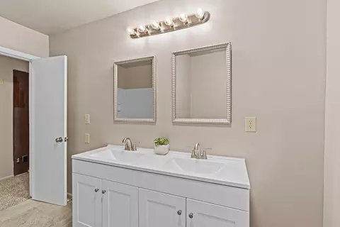 Bath - 1538 E Lindberg St, Springfield, MO 65804 photo 1 of 3