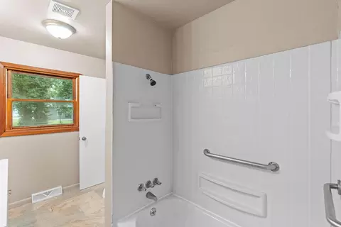 Bath - 1538 E Lindberg St, Springfield, MO 65804 photo 2 of 3