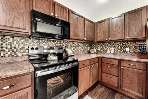 Kitchen - 1054 S Tanner Dr, Springfield, MO 65802 photo 2 of 3