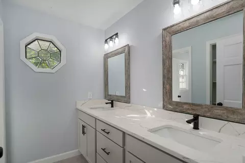 Bath - 2435 E Michelle Pl, Springfield, MO 65804 photo 2 of 5