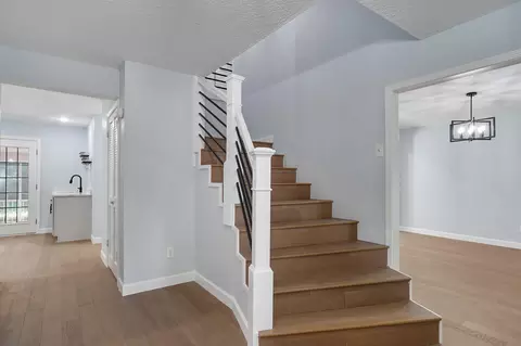 Entry Way - 2435 E Michelle Pl, Springfield, MO 65804 photo 2 of 5