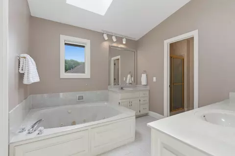 Bath - 3955 Eastmoor St, Springfield, MO 65809 photo 2 of 6