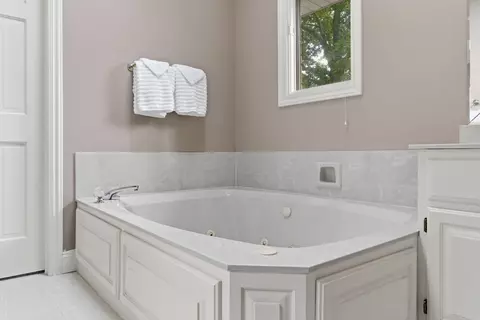 Bath - 3955 Eastmoor St, Springfield, MO 65809 photo 3 of 6