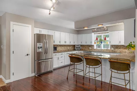 Kitchen - 2506 E Melbourne Rd, Springfield, MO 65804 photo 2 of 4