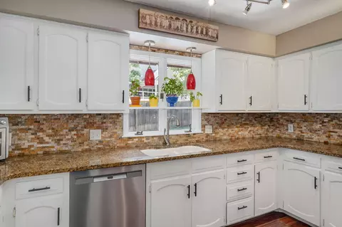 Kitchen - 2506 E Melbourne Rd, Springfield, MO 65804 photo 3 of 4