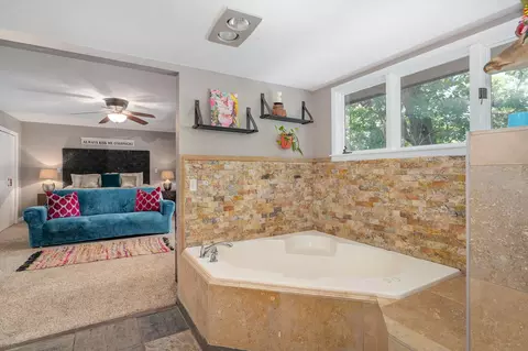 Bath - 2506 E Melbourne Rd, Springfield, MO 65804 photo 3 of 8