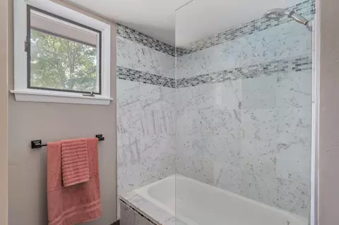 Bath - 2506 E Melbourne Rd, Springfield, MO 65804 photo 6 of 8