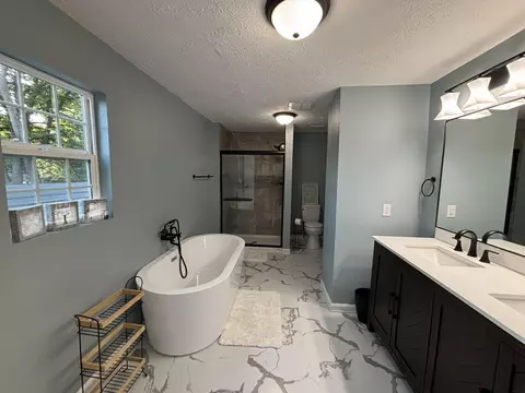 Bath - 2805 N Grant Ave, Springfield, MO 65803 photo 3 of 6