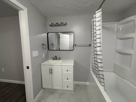 Bath - 2805 N Grant Ave, Springfield, MO 65803 photo 2 of 6