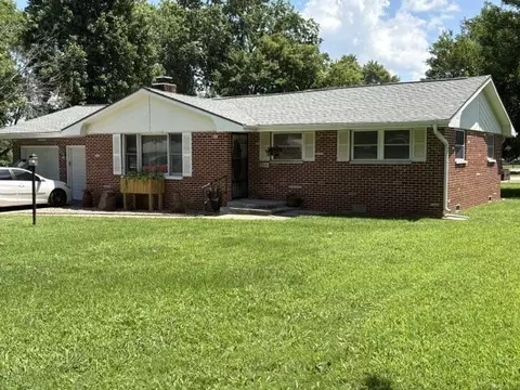 1404 S Madison Ave, Aurora, MO 65605