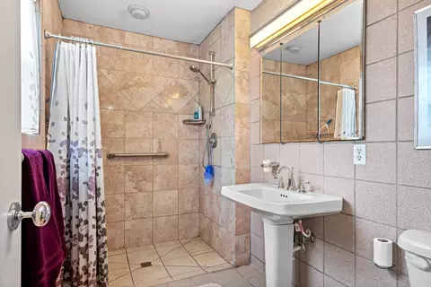 Bath - 341 River Dr, Branson, MO 65616 photo 1 of 2