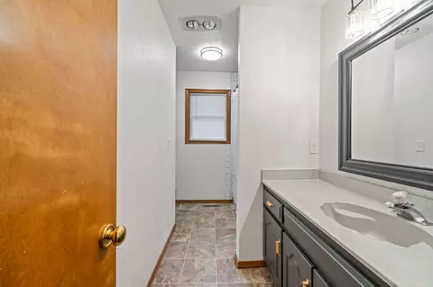 Bath - 2119 W Nottingham St, Springfield, MO 65810 photo 2 of 3
