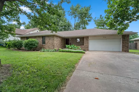 2119 W Nottingham St, Springfield, MO 65810