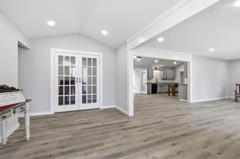 Entry Way - 908 10th St, Mountain Grove, MO 65711 photo 2 of 4