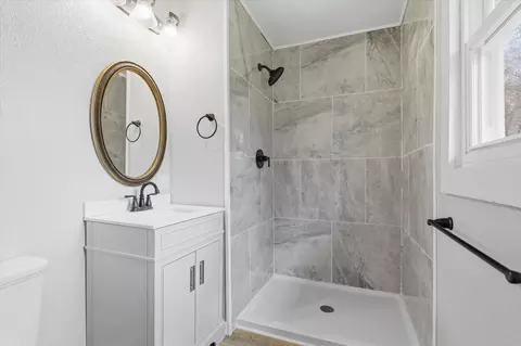 Bath - 908 10th St, Mountain Grove, MO 65711 photo 1 of 2