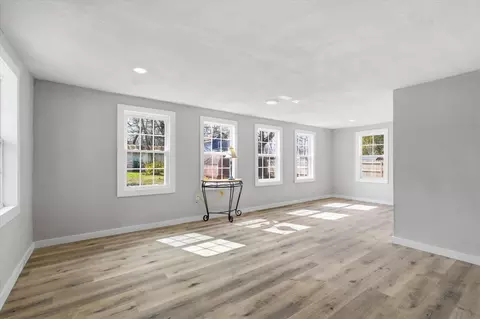 Living - 908 10th St, Mountain Grove, MO 65711 photo 5 of 6
