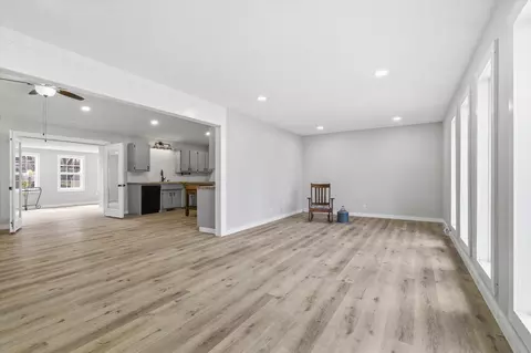 Living - 908 10th St, Mountain Grove, MO 65711 photo 2 of 6