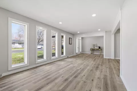 Living - 908 10th St, Mountain Grove, MO 65711 photo 4 of 6