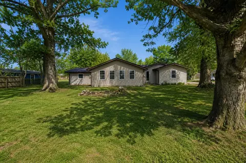 Exterior - 908 10th St, Mountain Grove, MO 65711 photo 4 of 7