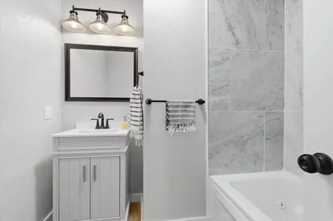 Bath - 908 10th St, Mountain Grove, MO 65711 photo 2 of 2