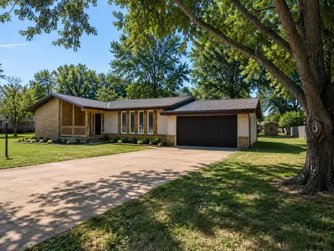 Exterior - 908 10th St, Mountain Grove, MO 65711 photo 2 of 7