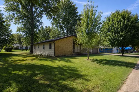 Exterior - 908 10th St, Mountain Grove, MO 65711 photo 3 of 7