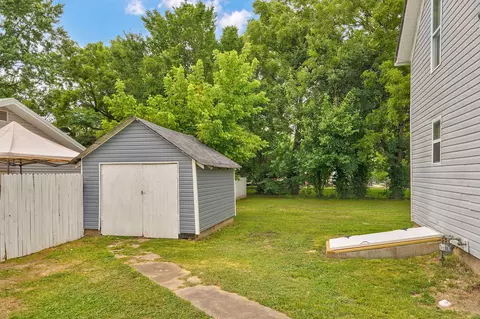 Exterior - 933 S Rinker Ave, Aurora, MO 65605 photo 4 of 5