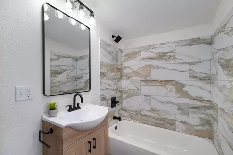 Bath - 933 S Rinker Ave, Aurora, MO 65605 photo 1 of 3