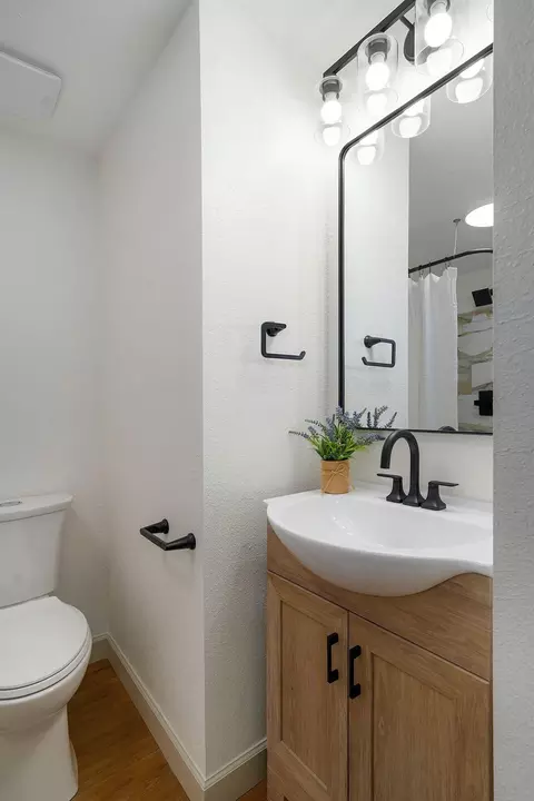 Bath - 933 S Rinker Ave, Aurora, MO 65605 photo 3 of 3