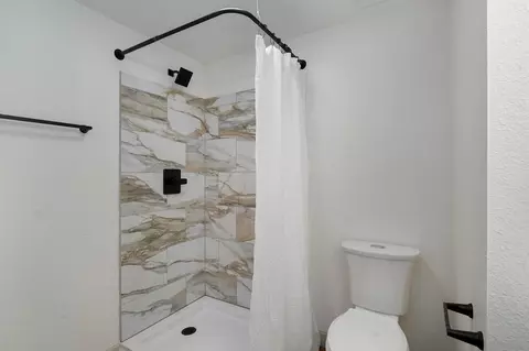 Bath - 933 S Rinker Ave, Aurora, MO 65605 photo 2 of 3