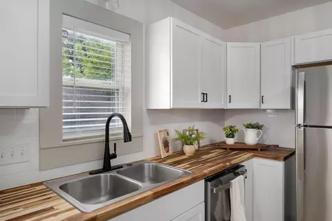 Kitchen - 933 S Rinker Ave, Aurora, MO 65605 photo 2 of 3