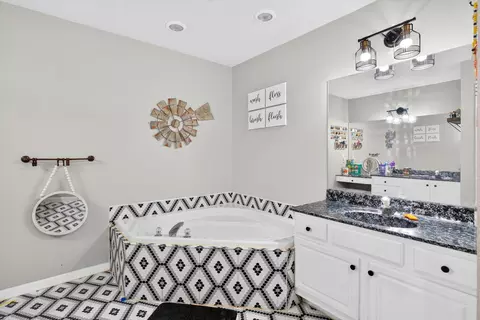 Bath - 970 Brookside Dr, Marshfield, MO 65706 photo 3 of 4