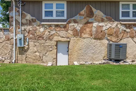 Exterior - 128 Lincoln St, Forsyth, MO 65653 photo 6 of 8