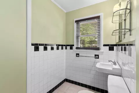 Bath - 1955 S Valleyroad Ave, Springfield, MO 65804 photo 1 of 3