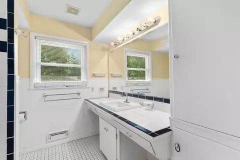 Bath - 1955 S Valleyroad Ave, Springfield, MO 65804 photo 3 of 3