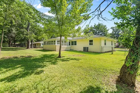 Exterior - 1955 S Valleyroad Ave, Springfield, MO 65804 photo 5 of 6