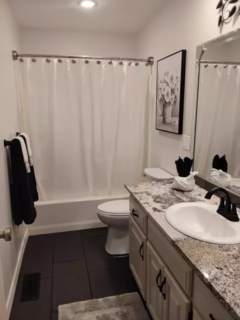 Bath - 1326 N Lennox Ct, Springfield, MO 65802 photo 2 of 5