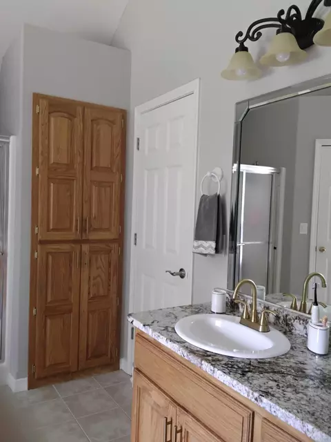 Bath - 1326 N Lennox Ct, Springfield, MO 65802 photo 4 of 5