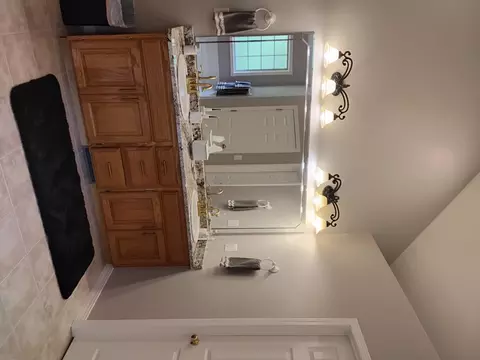 Bath - 1326 N Lennox Ct, Springfield, MO 65802 photo 3 of 5