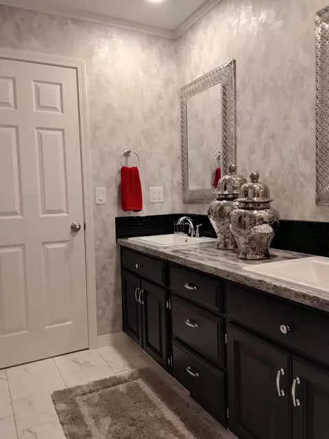 Bath - 1326 N Lennox Ct, Springfield, MO 65802 photo 5 of 5