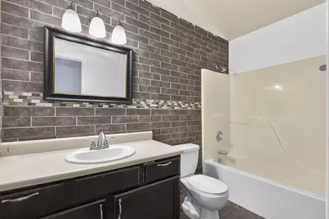 Bath - 307 Spring Meadow Pkwy, Branson, MO 65616 photo 3 of 3