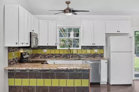 Kitchen - 307 Spring Meadow Pkwy, Branson, MO 65616 photo 3 of 3
