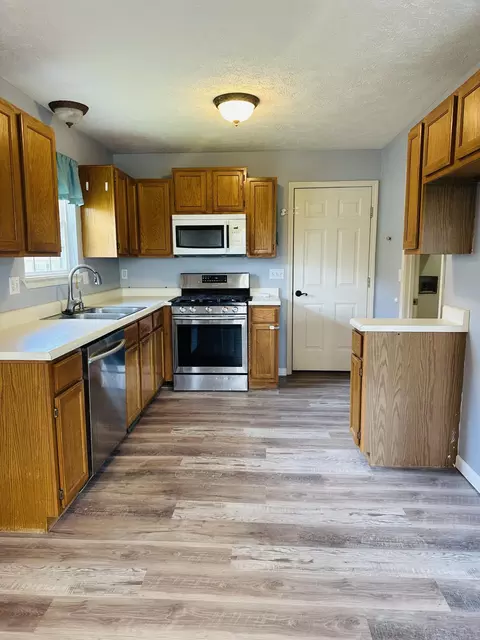 Kitchen - 588 Clever Heights Ct, Clever, MO 65631 photo 2 of 3