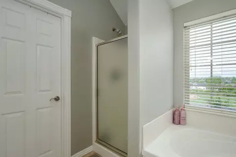 Bath - 2115 N Williamsburg Ln, Ozark, MO 65721 photo 5 of 6