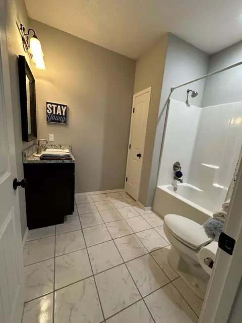 Bath - 1087 E Daisy Falls Dr, Nixa, MO 65714 photo 9 of 11