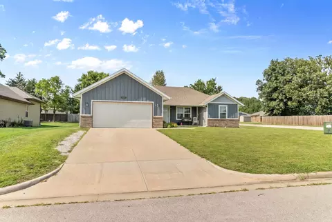 Exterior - 115 E Seminole St, Strafford, MO 65757 photo 3 of 6